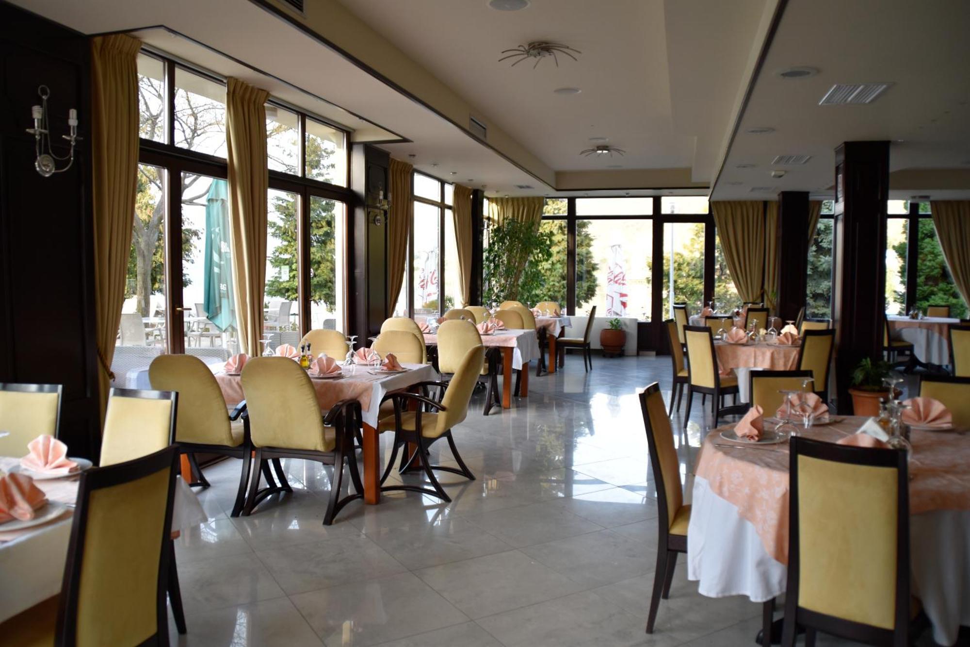 Hotel Millennium Pogradec Exterior foto